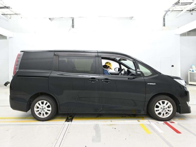 Toyota NOAH 2017 8588656-3