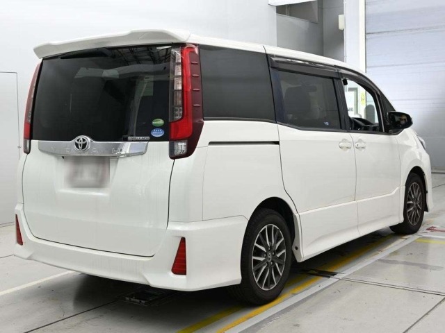 Toyota NOAH 2015 8588657-1