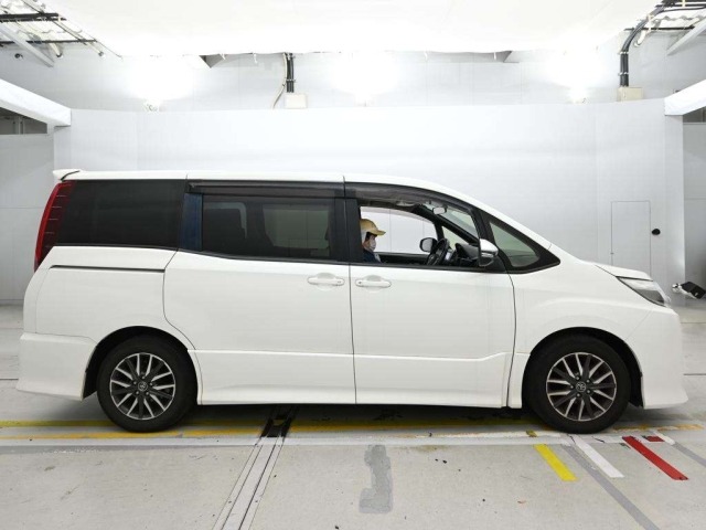 Toyota NOAH 2015 8588657-3
