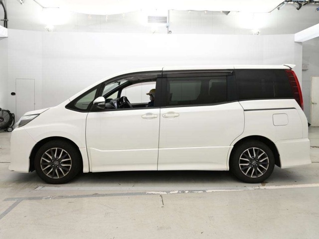 Toyota NOAH 2015 8588657-4
