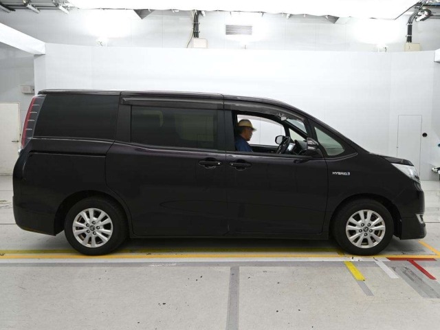 Toyota NOAH 2017 8588661-3