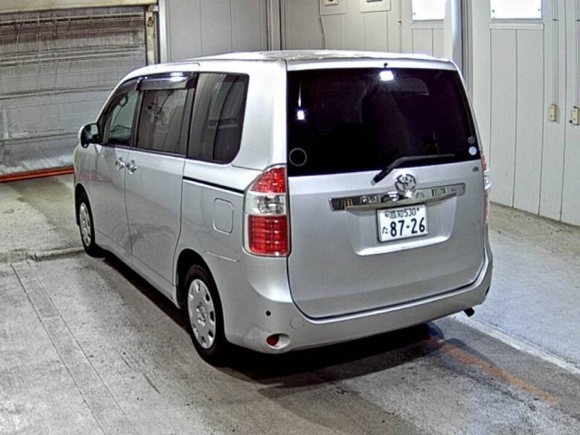 Toyota NOAH 2010 8588662-1