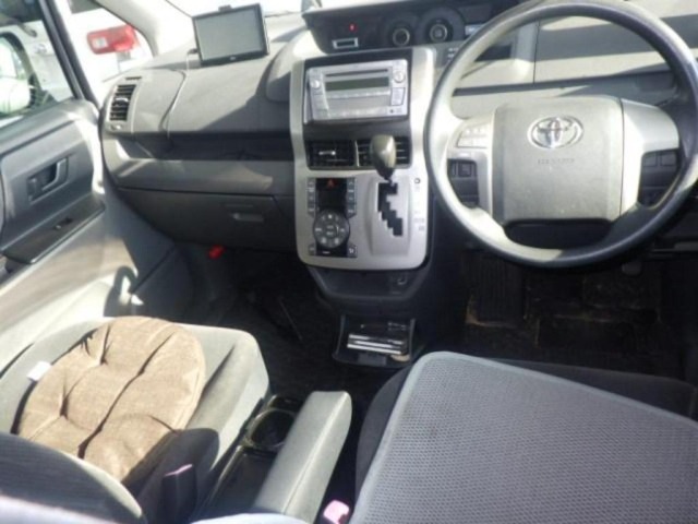 Toyota NOAH 2010 8588662-3