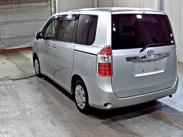 Toyota NOAH 2010 8588663-1