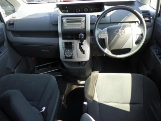 Toyota NOAH 2010 8588663-3