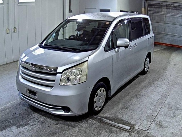 Toyota NOAH 2010 8588663-4