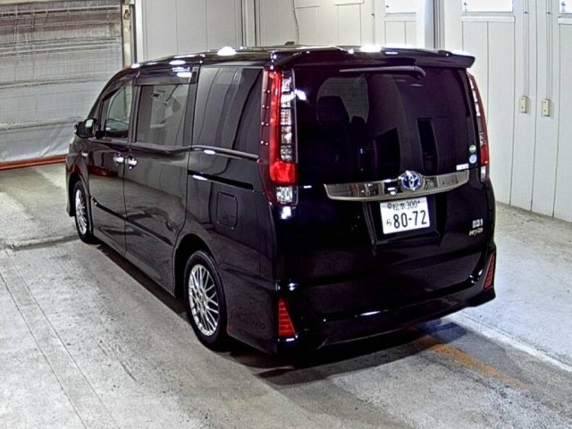 Toyota NOAH 2016 8588664-1