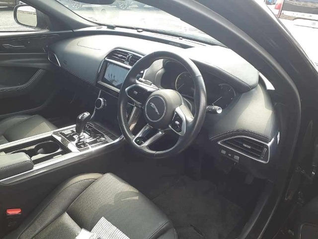 Jaguar XE 2023 8593259-9