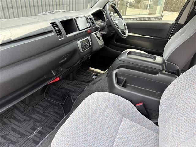 Toyota HIACE COMMUTER 2017 8621904-12