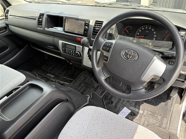 Toyota HIACE COMMUTER 2017 8621904-8