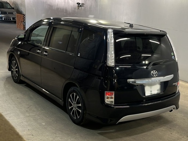 Toyota ISIS 2013 8621506-1