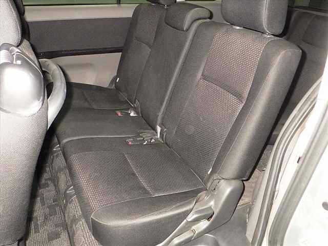 Toyota ISIS 2004 8621507-6