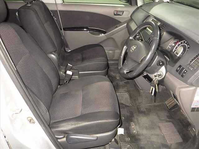 Toyota ISIS 2004 8621507-9