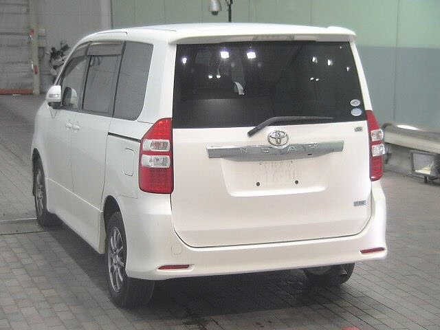 Toyota NOAH 2010 8614379-1