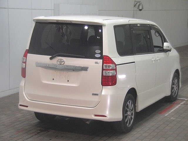Toyota NOAH 2010 8614379-5