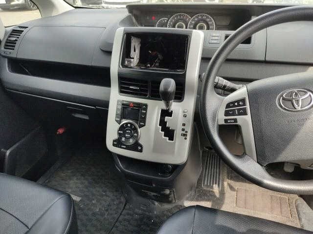 Toyota NOAH 2010 8614379-6