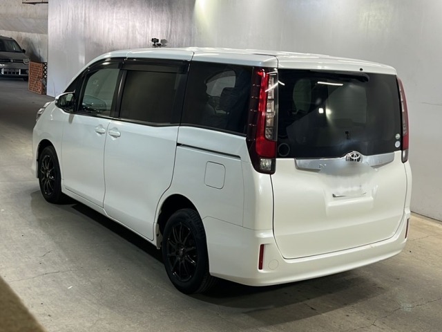 Toyota NOAH 2015 8614393-1