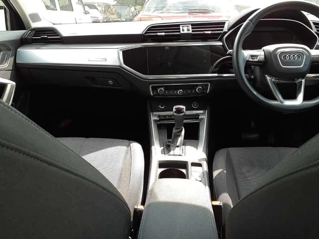 Audi Q3 2022 8615404-11