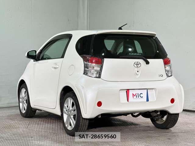 Toyota IQ 2012-01 1327978-6