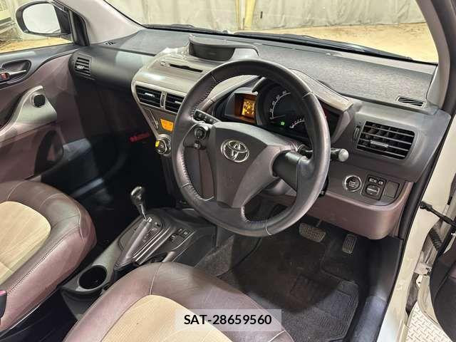 Toyota IQ 2012-01 1327978-8