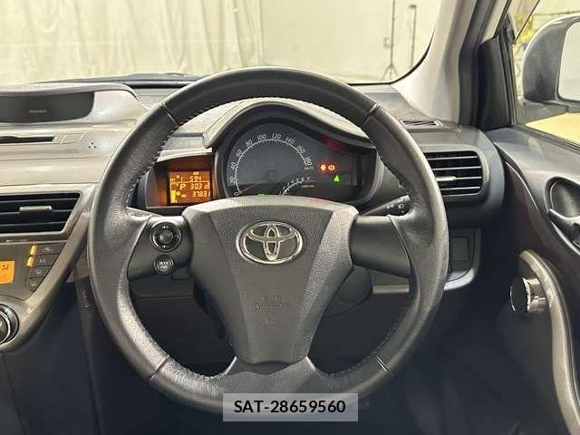 Toyota IQ 2012-01 1327978-9