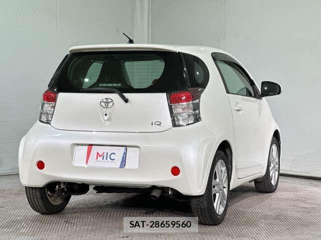 Toyota IQ 2012-01 1327978-4
