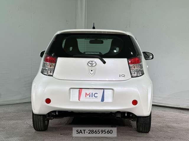 Toyota IQ 2012-01 1327978-5