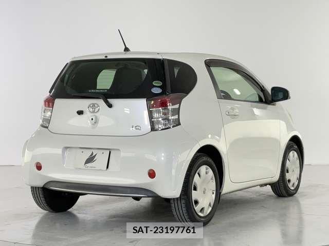 Toyota IQ 2013-01 1472941-5