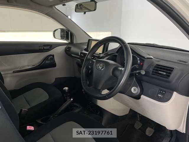 Toyota IQ 2013-01 1472941-11