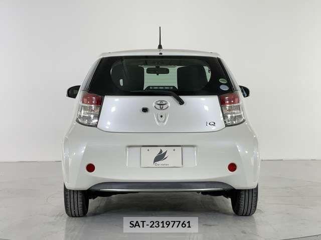 Toyota IQ 2013-01 1472941-4