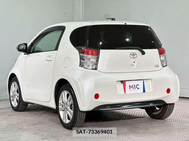 Toyota IQ 2012-01 1870859-6