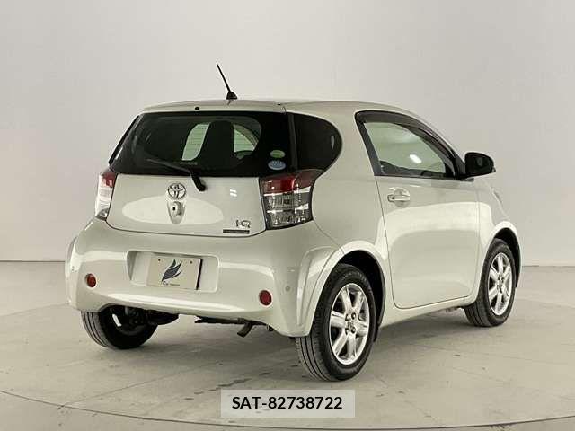Toyota IQ 2013-01 5869711-5