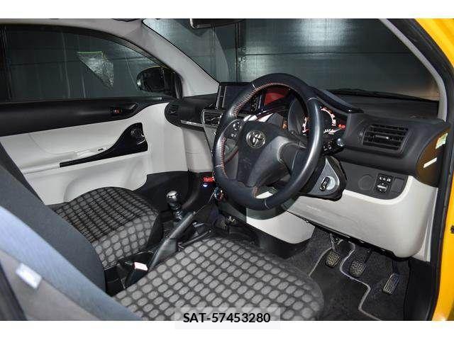 Toyota IQ 2011-02 6994373-9