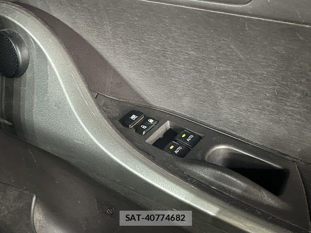 Toyota IQ 2009-12 7358179-11