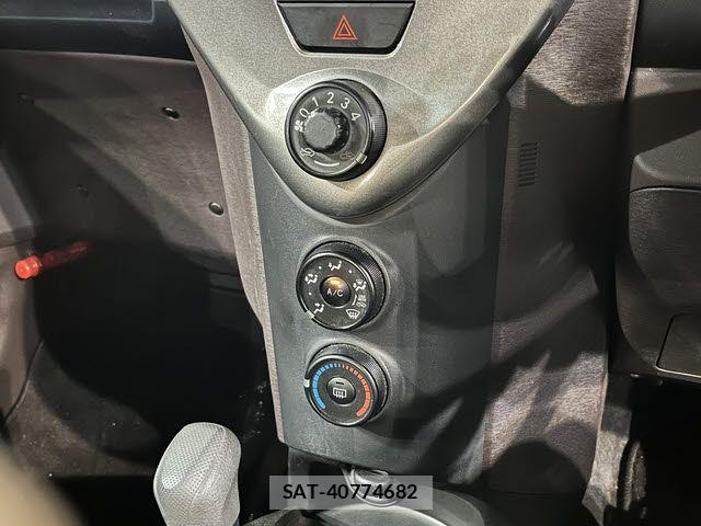 Toyota IQ 2009-12 7358179-14