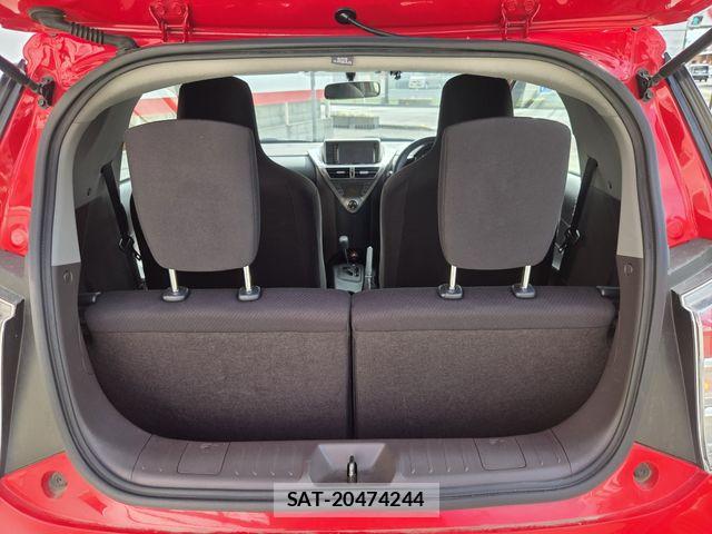 Toyota IQ 2009-07 7358175-14