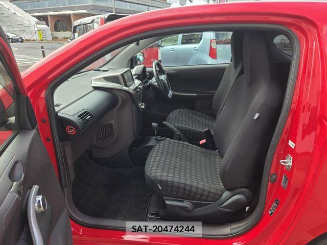 Toyota IQ 2009-07 7358175-17