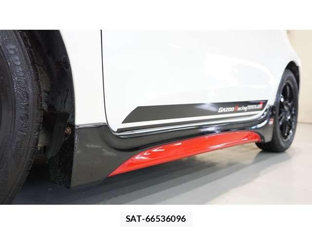 Toyota IQ 2009-12 8036084-10