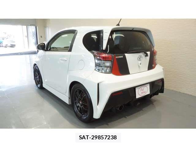 Toyota IQ 2012-11 8036083-6