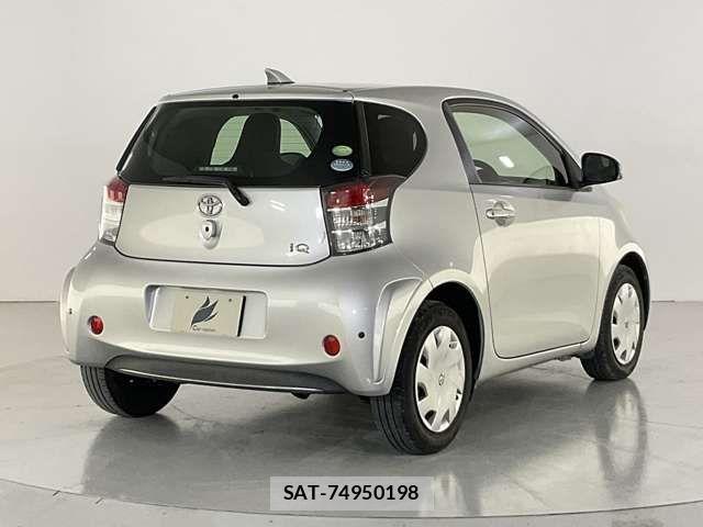 Toyota IQ 2012-08 8245483-8