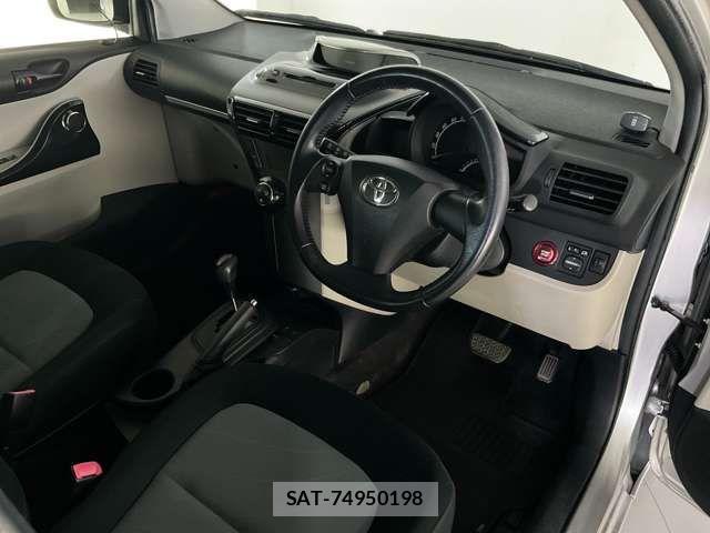 Toyota IQ 2012-08 8245483-1