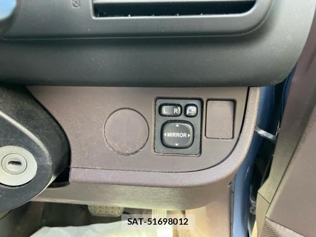 Toyota IQ 2009-04 8849399-13