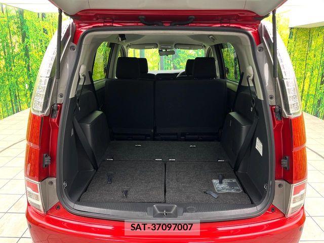 Toyota ISIS 2013-09 5869719-9