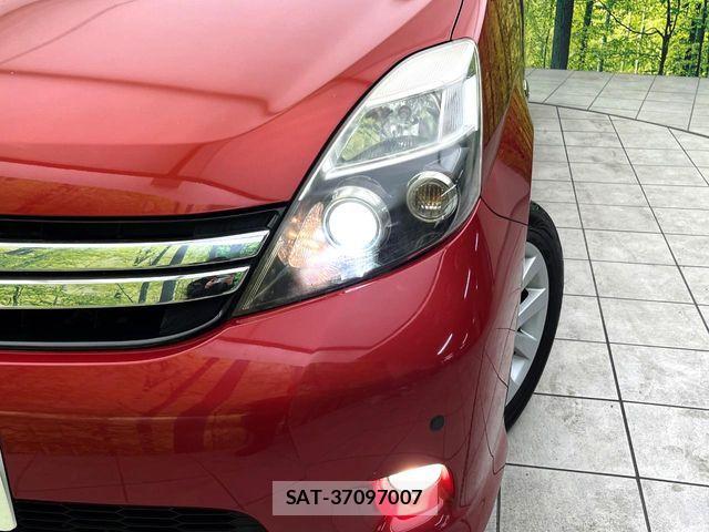 Toyota ISIS 2013-09 5869719-10