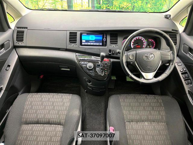 Toyota ISIS 2013-09 5869719-1