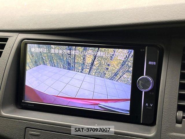 Toyota ISIS 2013-09 5869719-3