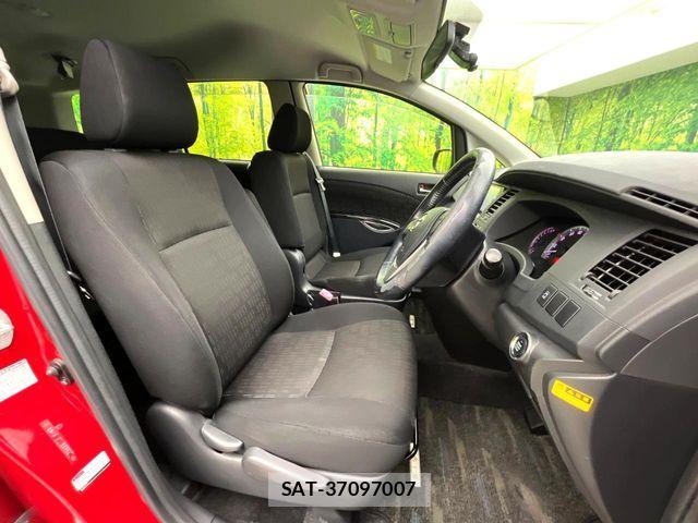 Toyota ISIS 2013-09 5869719-6