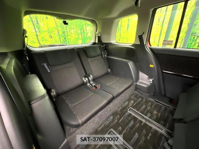 Toyota ISIS 2013-09 5869719-8