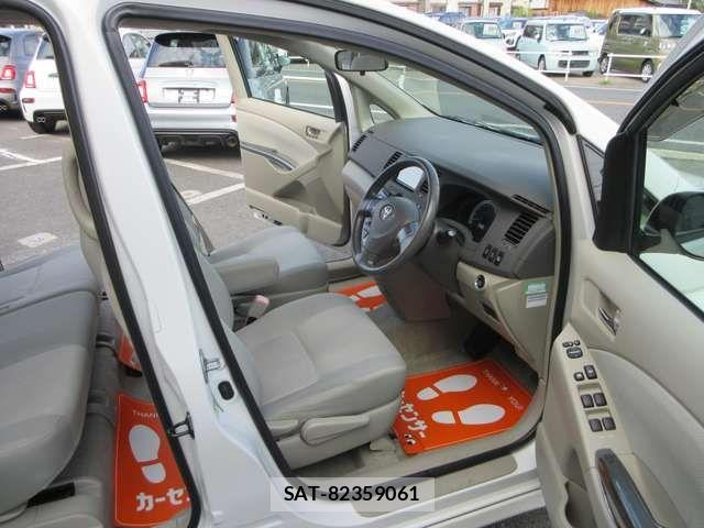 Toyota ISIS 2010-03 6612387-10