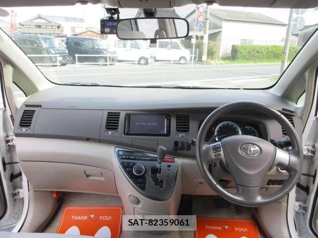 Toyota ISIS 2010-03 6612387-12